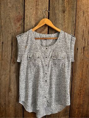 Antilia Femme Black & White Sleeveless Button-Front Top